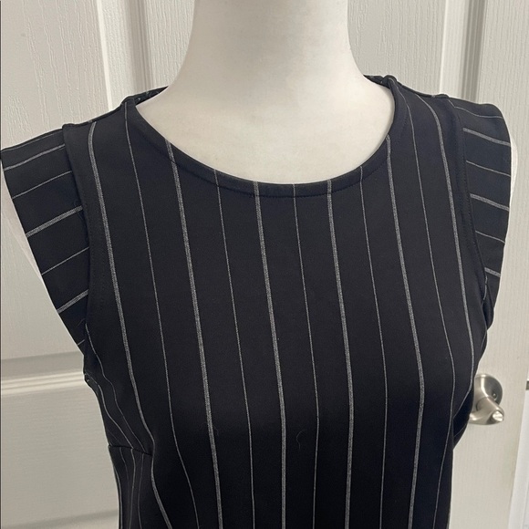 Banana Republic Black Pinstripe Tank Top Round Neck Cap Sleeve Sz S - Picture 2 of 8